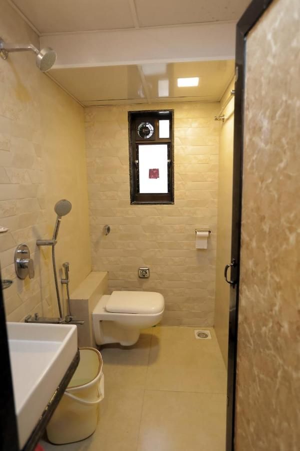 Cozy Furnished One Block From The Ocean Mumbai