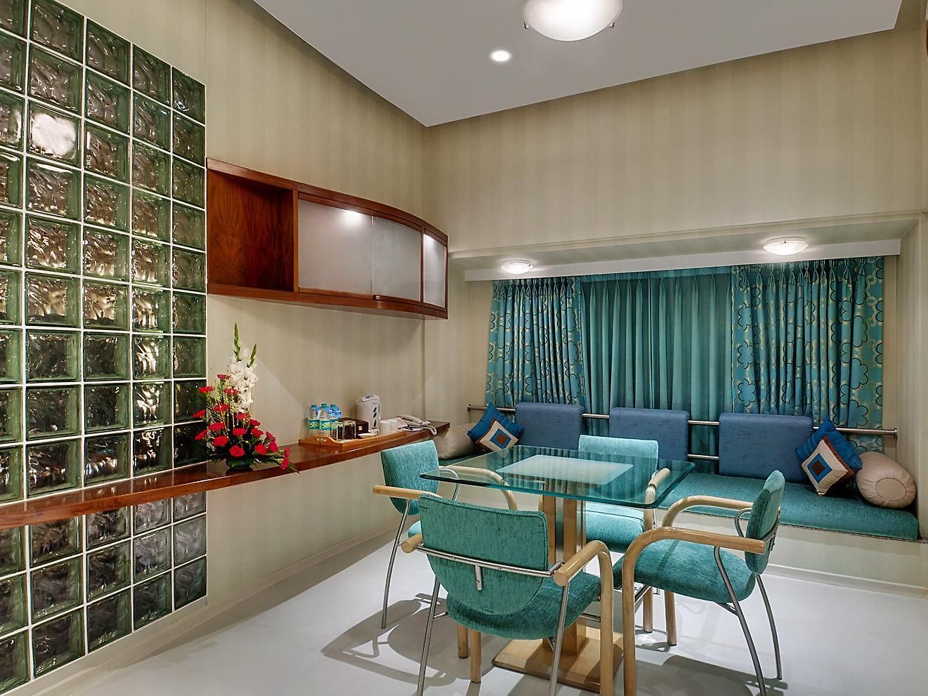 Kohinoor Continental, Airport Hotel 4*