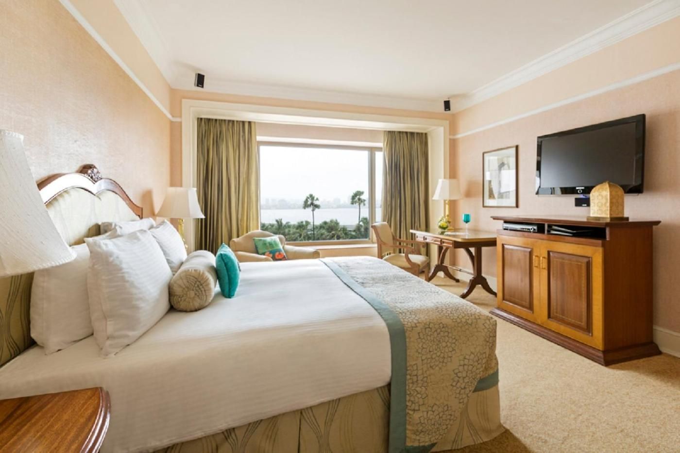 Taj Lands End 5*