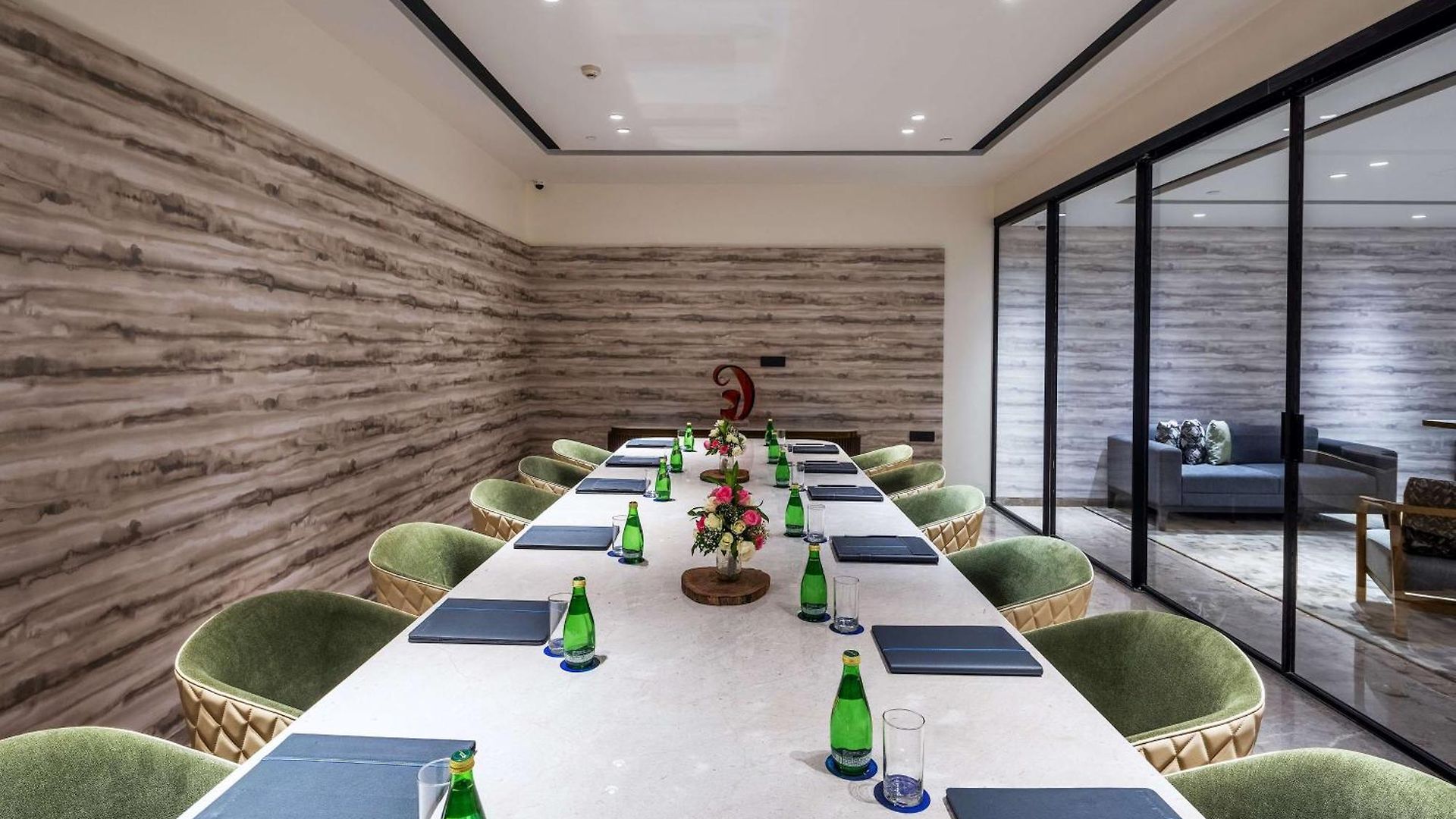 Radisson Blu International Airport 5*