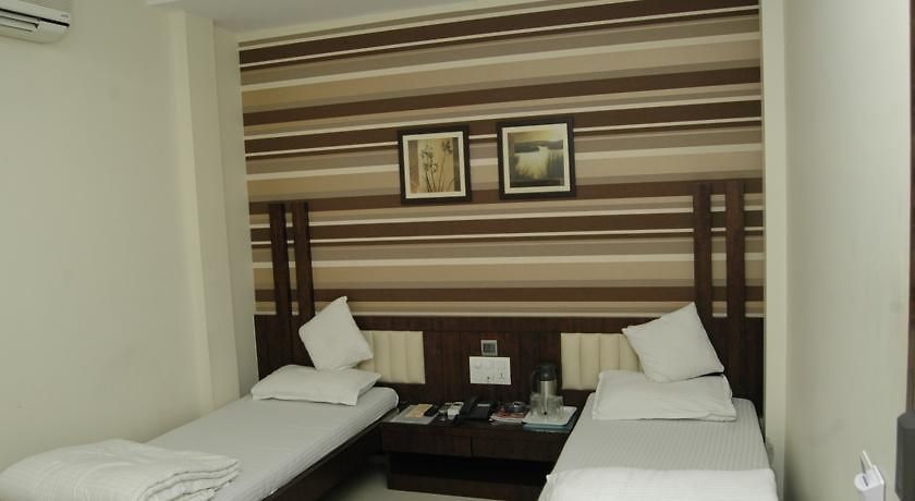 Causeway, Colaba Hotel