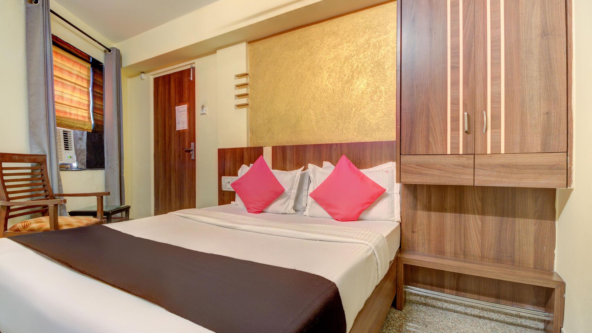 Oyo 8850 J K Regency Hotel
