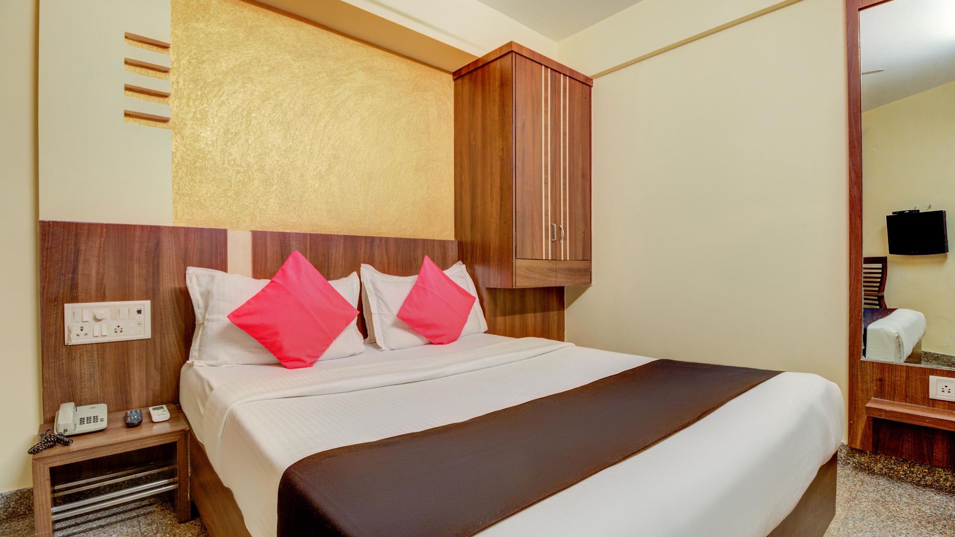 Oyo 8850 J K Regency Hotel Mumbai