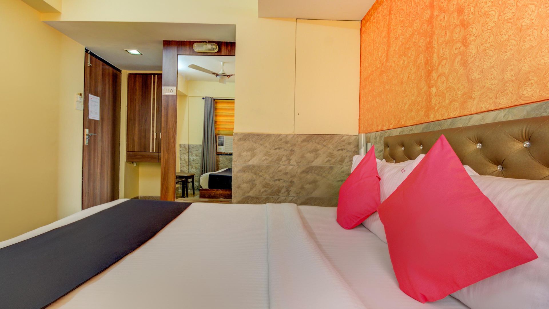 Hotel Oyo 8850 J K Regency