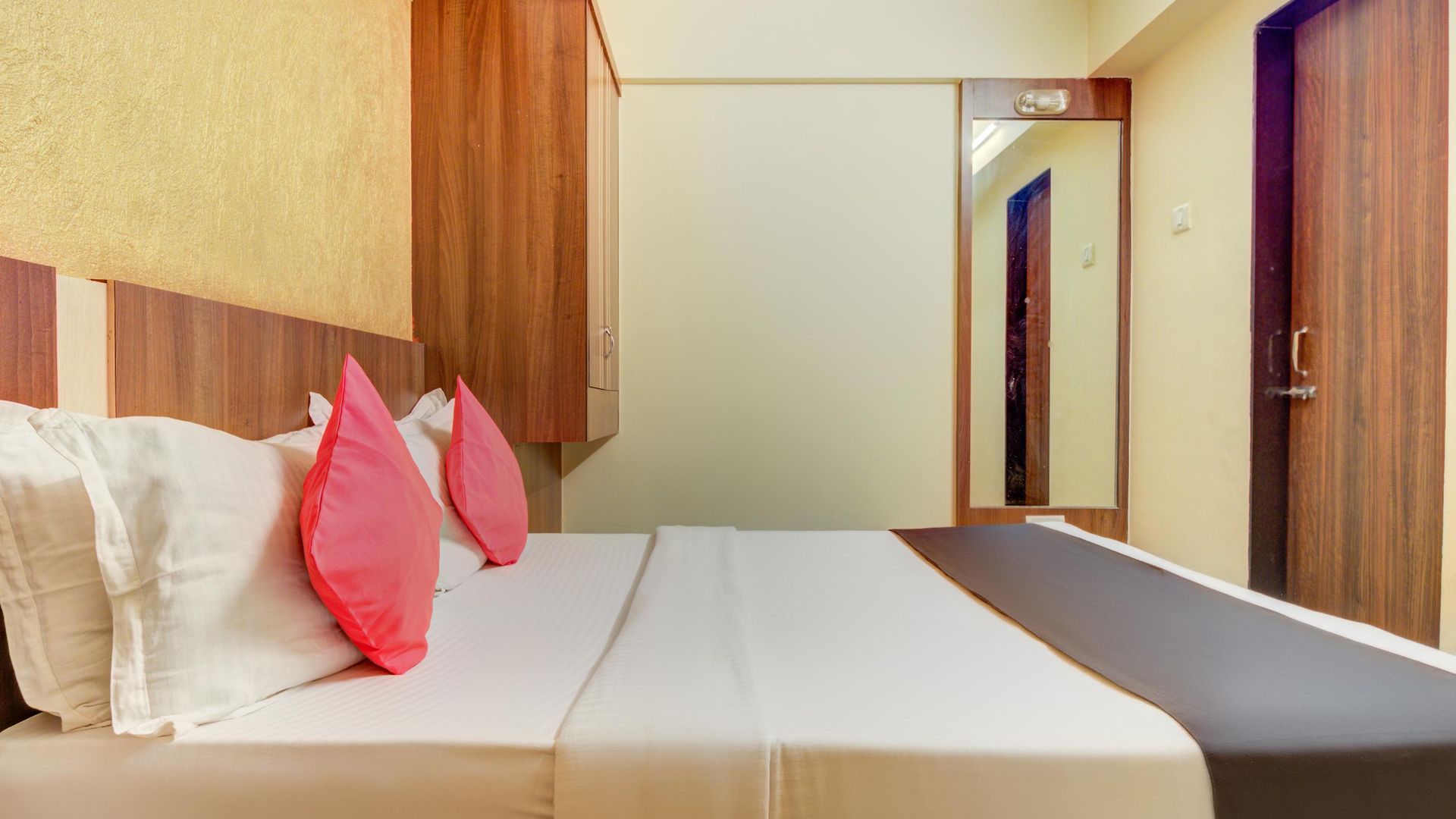 Oyo 8850 J K Regency Hotel