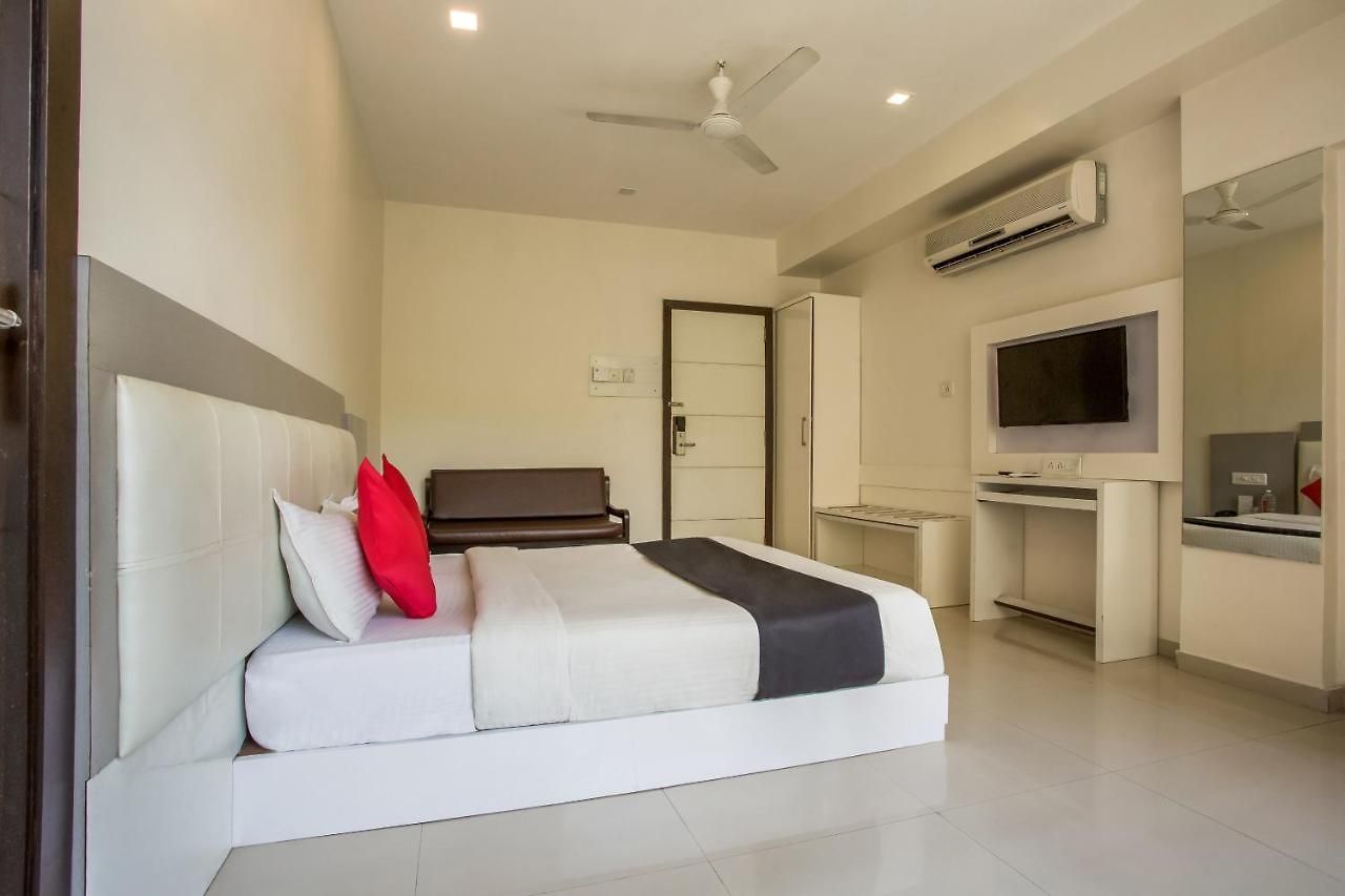Capital O 35557 Aura Hotel 3*