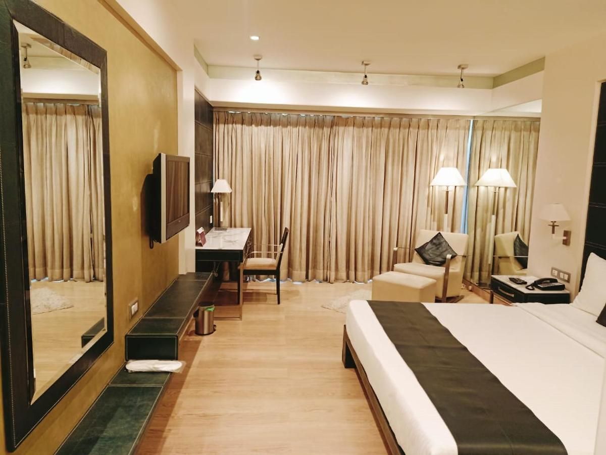Mirage Hotel, International Airport 4*