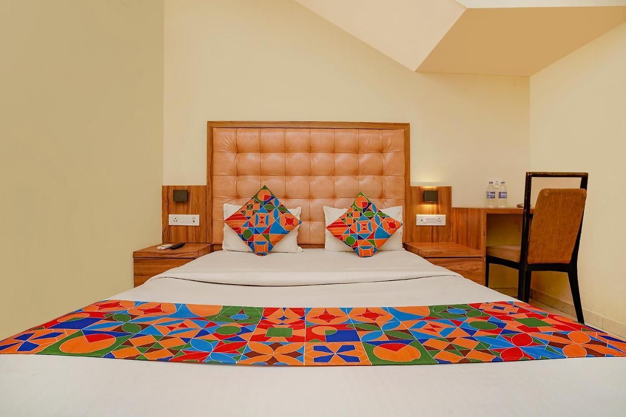 Fabexpress Emerald Hotel