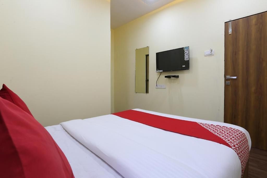 Crown Goregaon Guest house *
