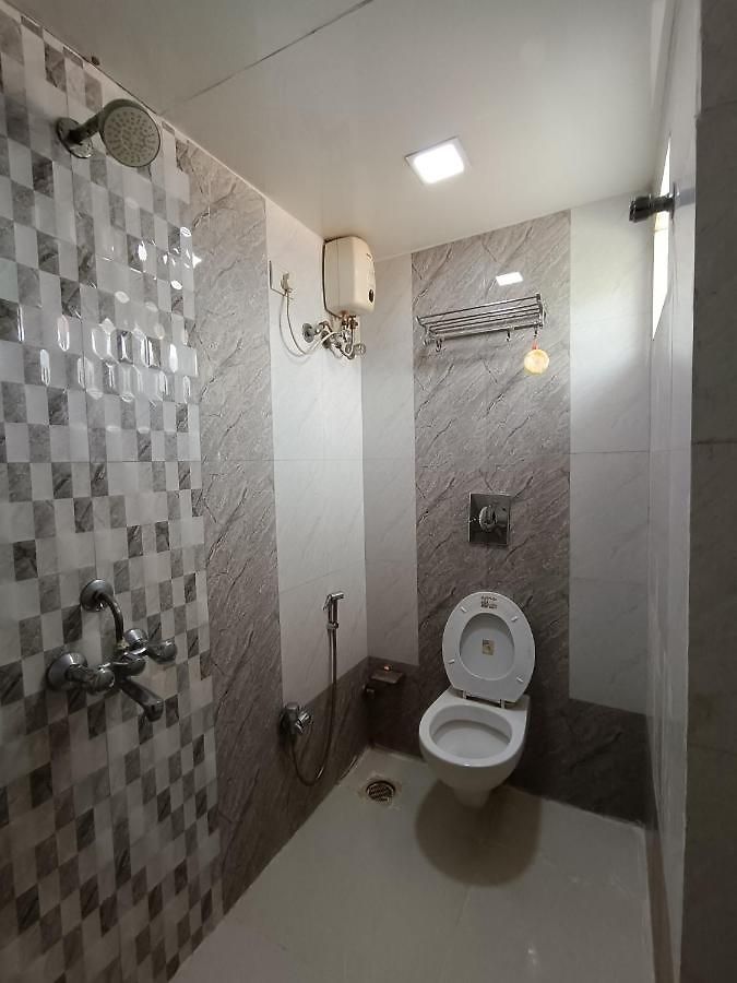 Amber-colaba 3*