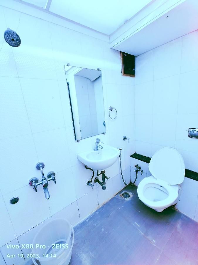 Amfahh - Andheri West Railway Station Hotel