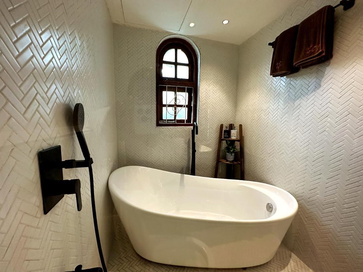 Saffronstays Birdsong - 3br Pet-friendly With Lawns, Treetop Terraces, Gazebo Dining & Tennis Court Villa Mumbai