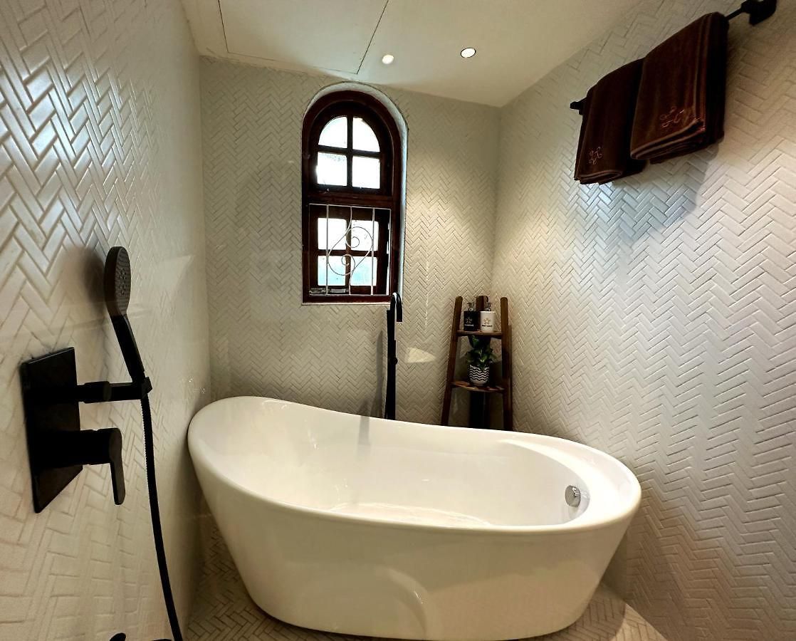 Saffronstays Birdsong - 3br Pet-friendly With Lawns, Treetop Terraces, Gazebo Dining & Tennis Court * Mumbai