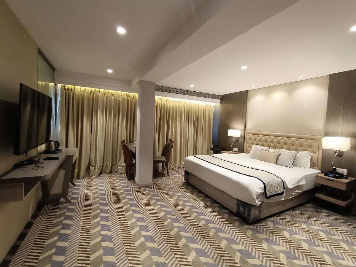 Highway Andheri East Hotel 3*