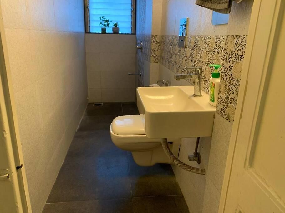 Apartment Dominos 1 Bhk Apartment, Near Carter Road By Connket Homes *