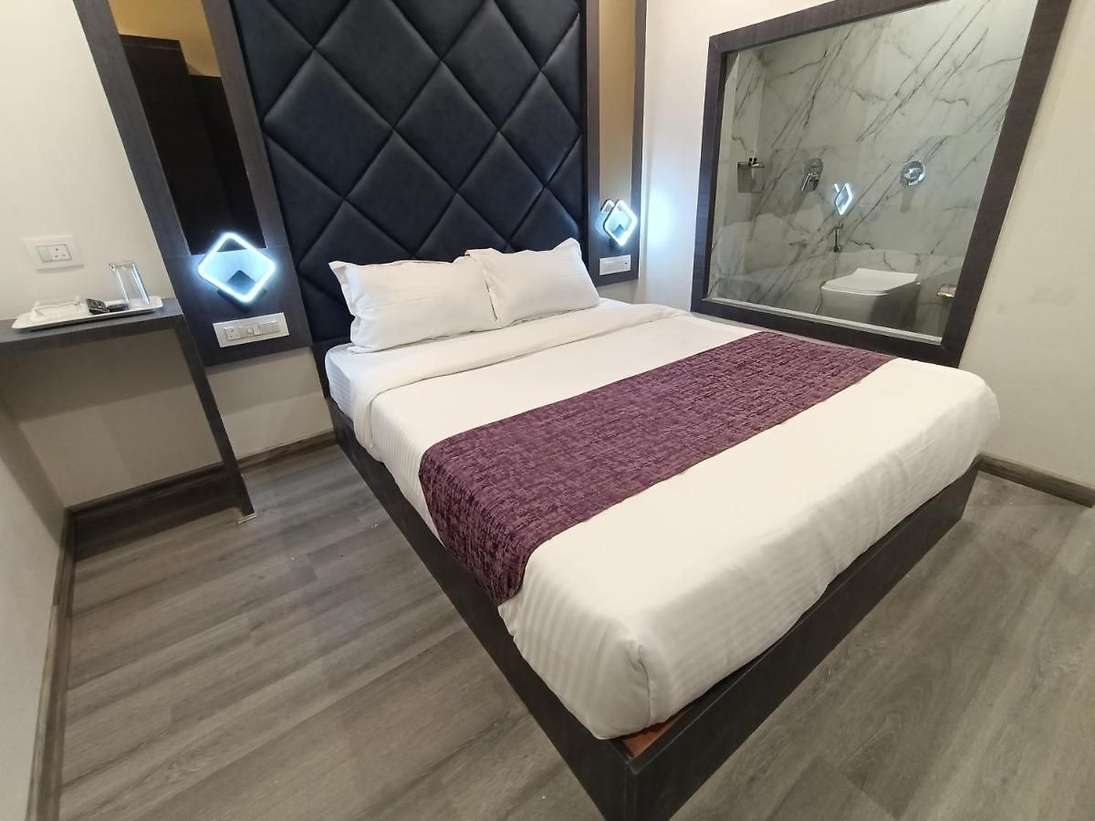 Hotel Classio Andheri - Near Dn Nagar Metro Station