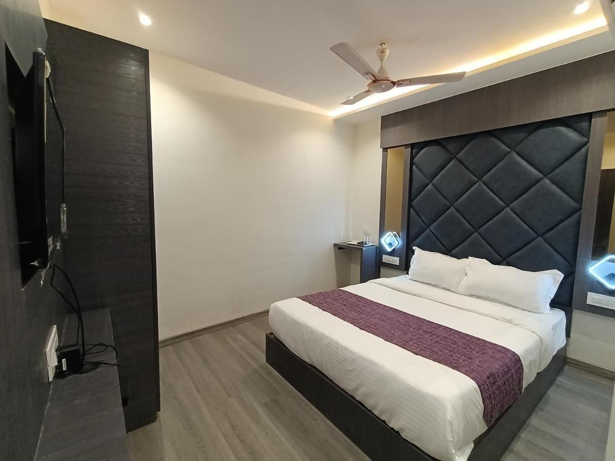 Classio Andheri - Near Dn Nagar Metro Station Hotel