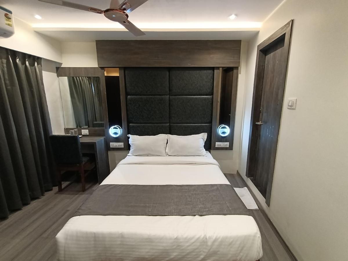 Hotel Classio Andheri - Near Dn Nagar Metro Station