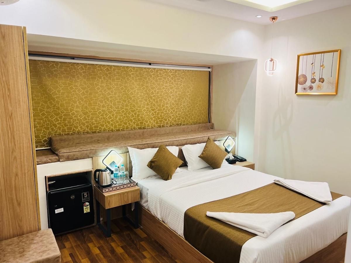Larmont Luxury Hotel 3*