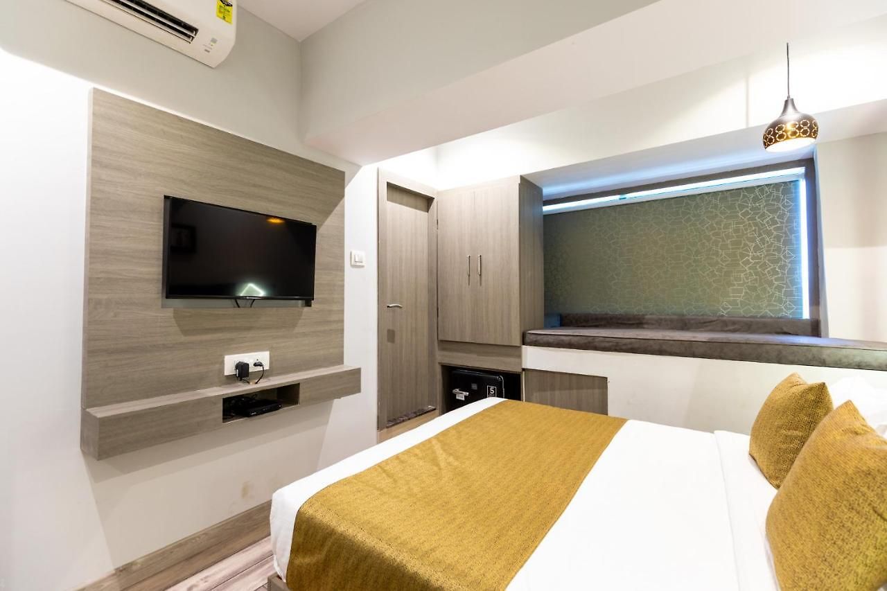 Larmont Luxury Hotel 3*