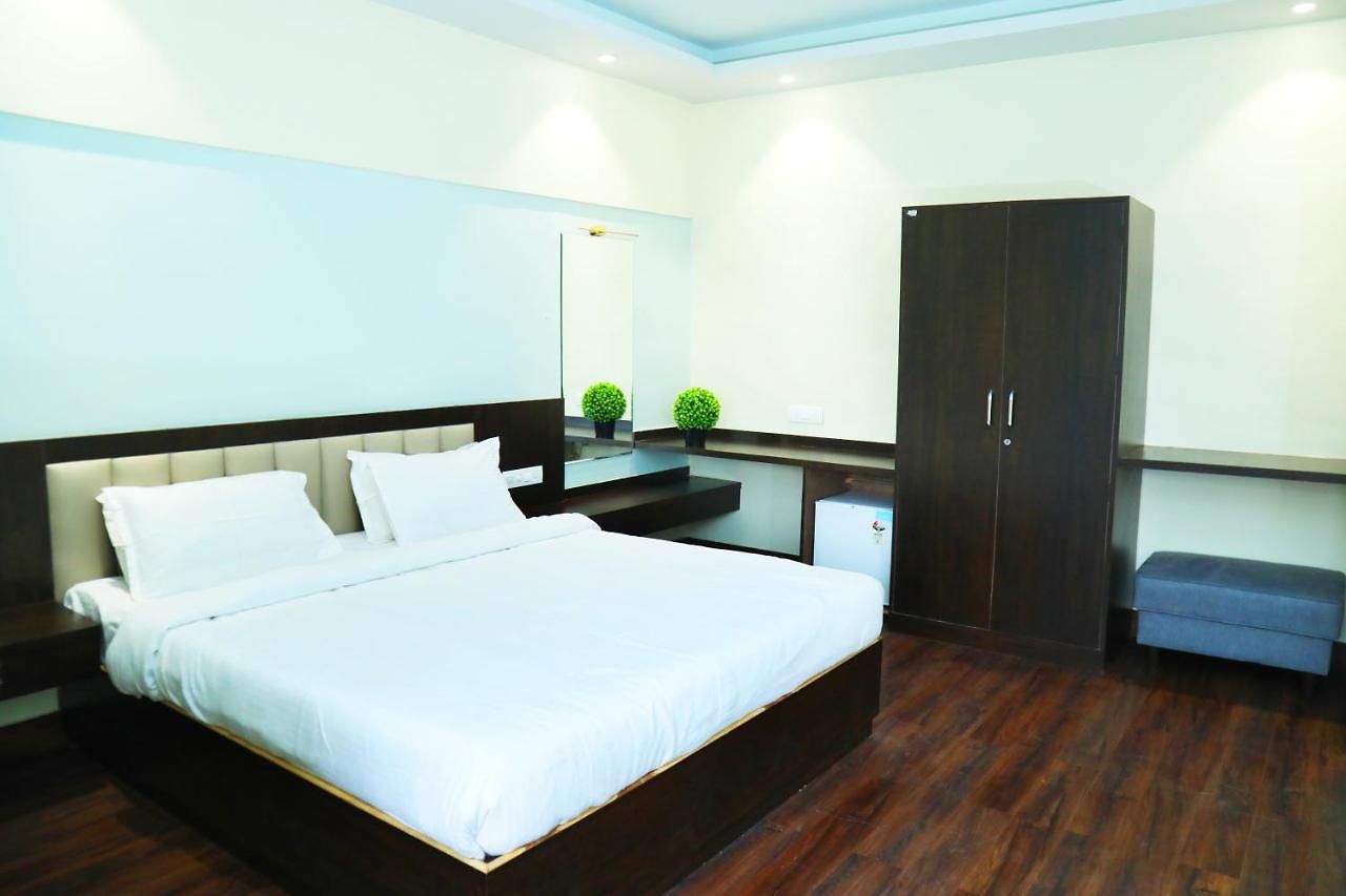 Hotel Country & By Turtle - Airport Mumbai