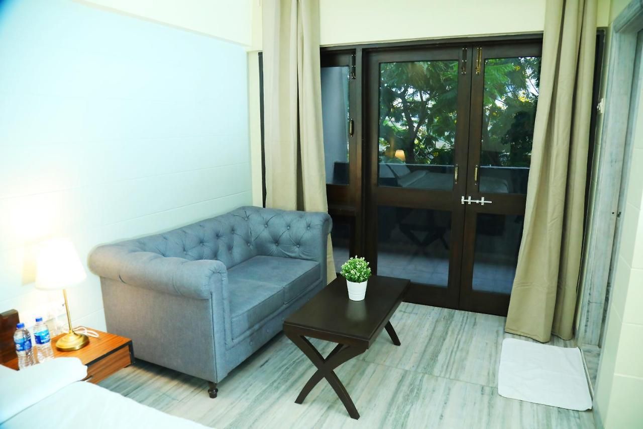Country & By Turtle - Airport Hotel