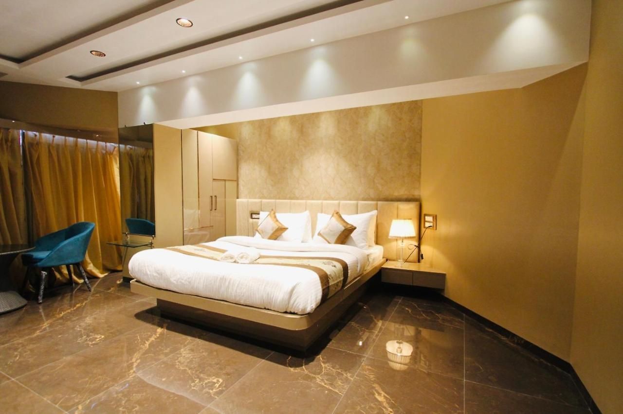 Home2 Renaissance Club