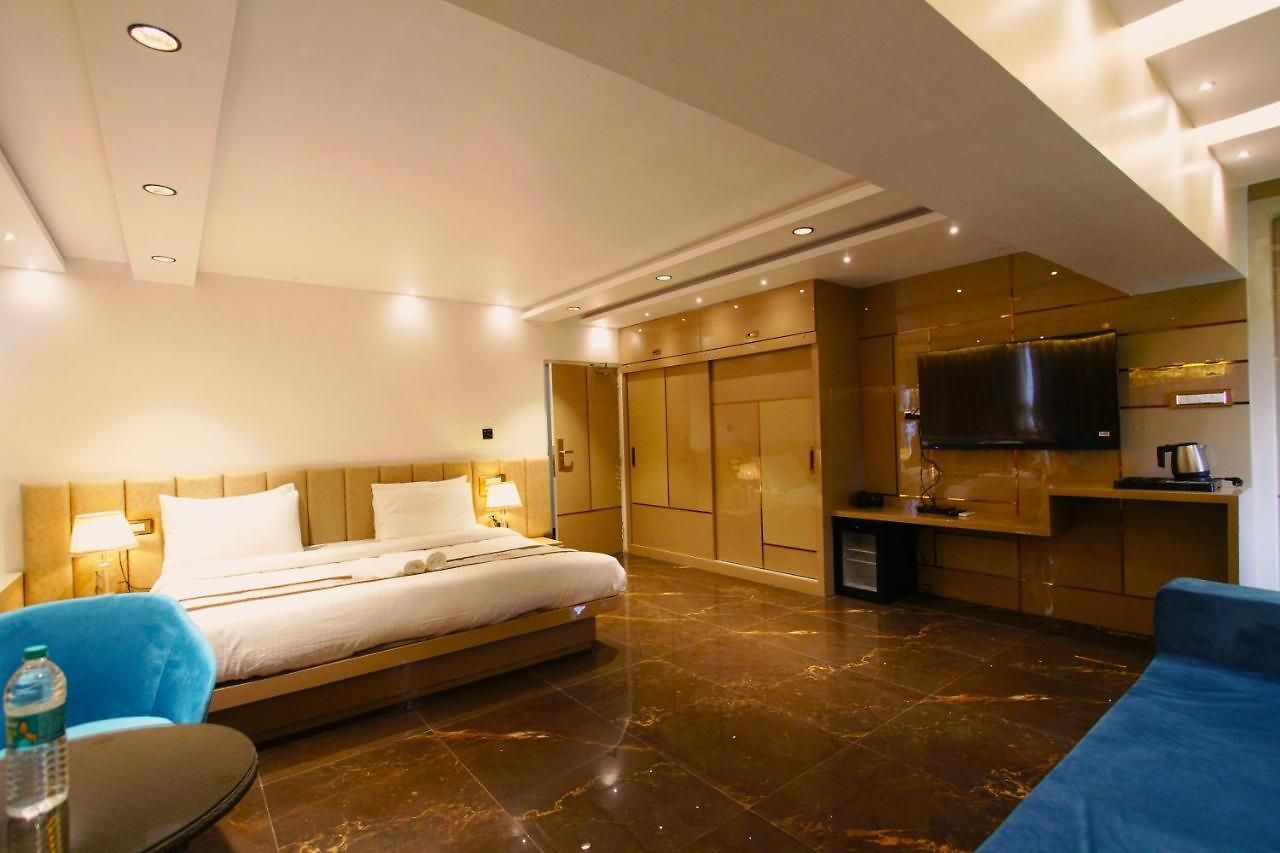 Home2 Renaissance Club