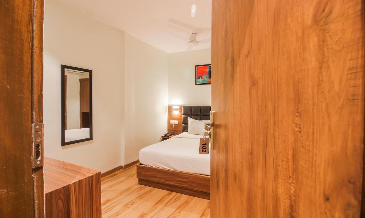 Hotel Deluxe Residency Nr- International Airport Mumbai