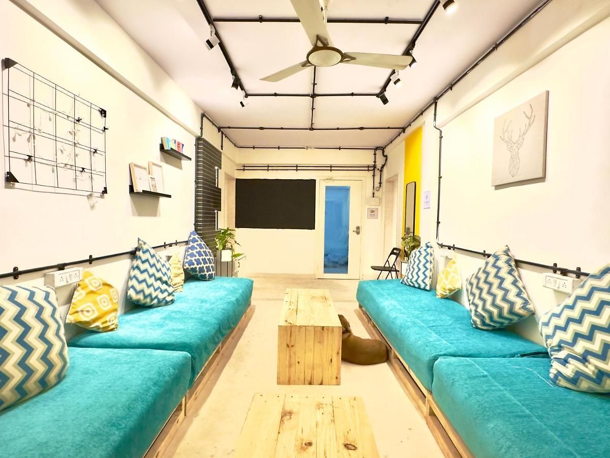 Locomo Hostel Express - Stay Work Eat * Mumbai