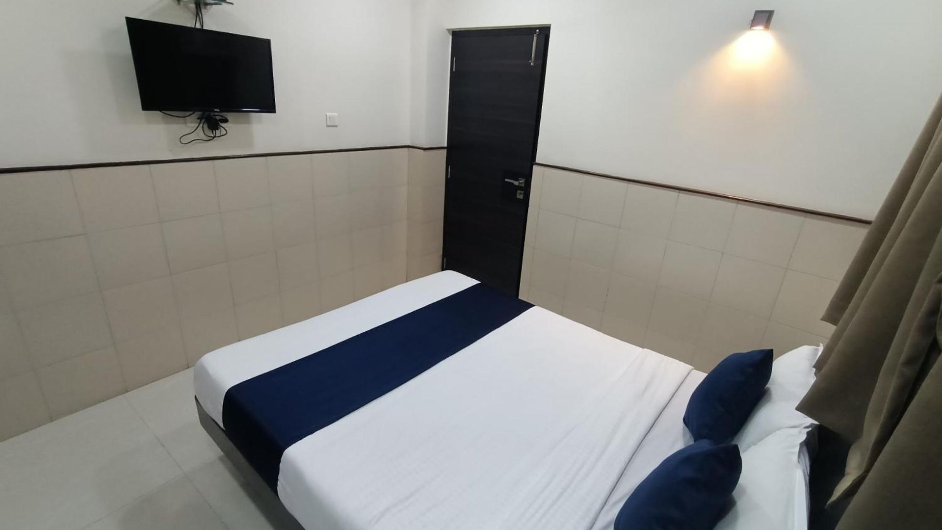 Hotel Triton Sion - Near Us Embassy - Near Bkc