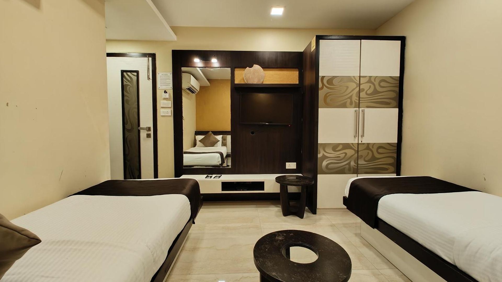 The Majlis - Colaba Hotel
