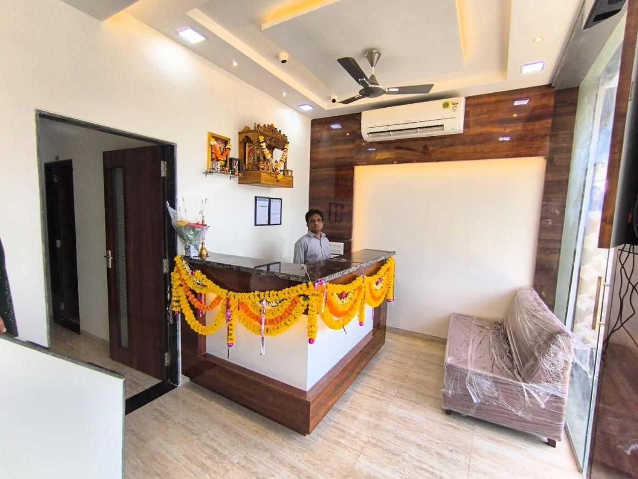 Sapna & Boarding Mumbai