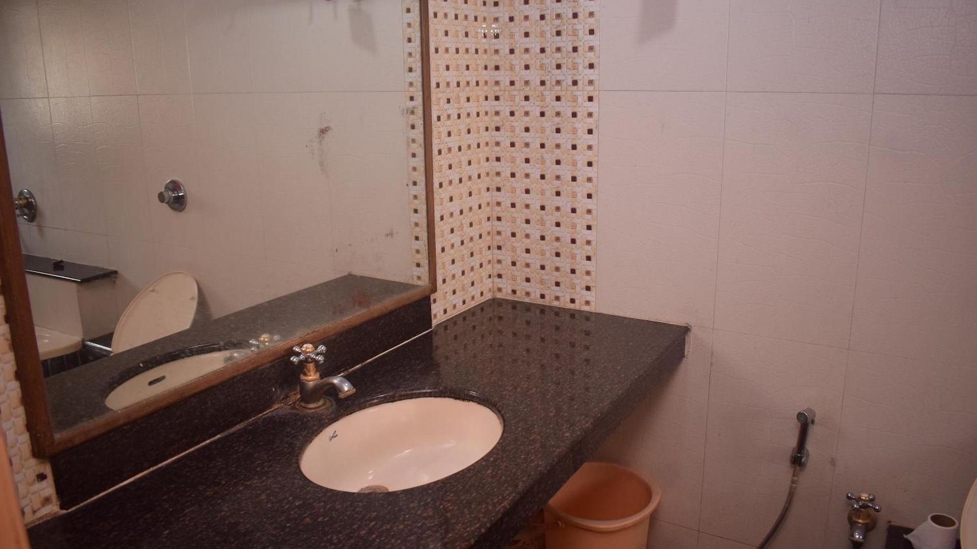 Dhiraj Hotel
