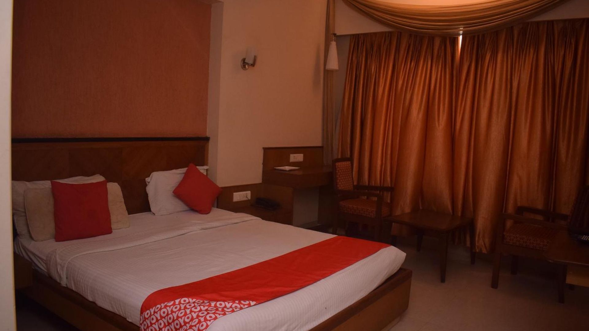 Dhiraj Hotel 3*