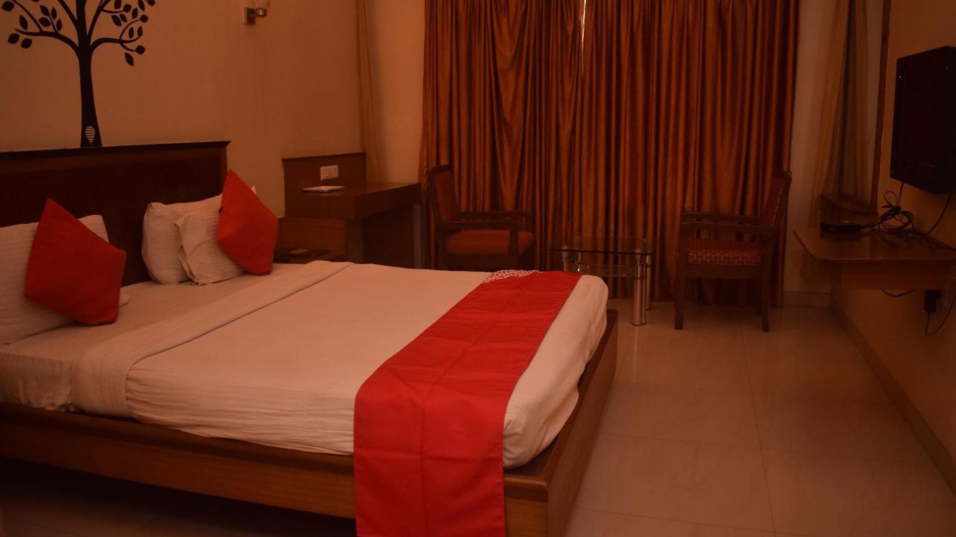 Dhiraj Hotel 3*