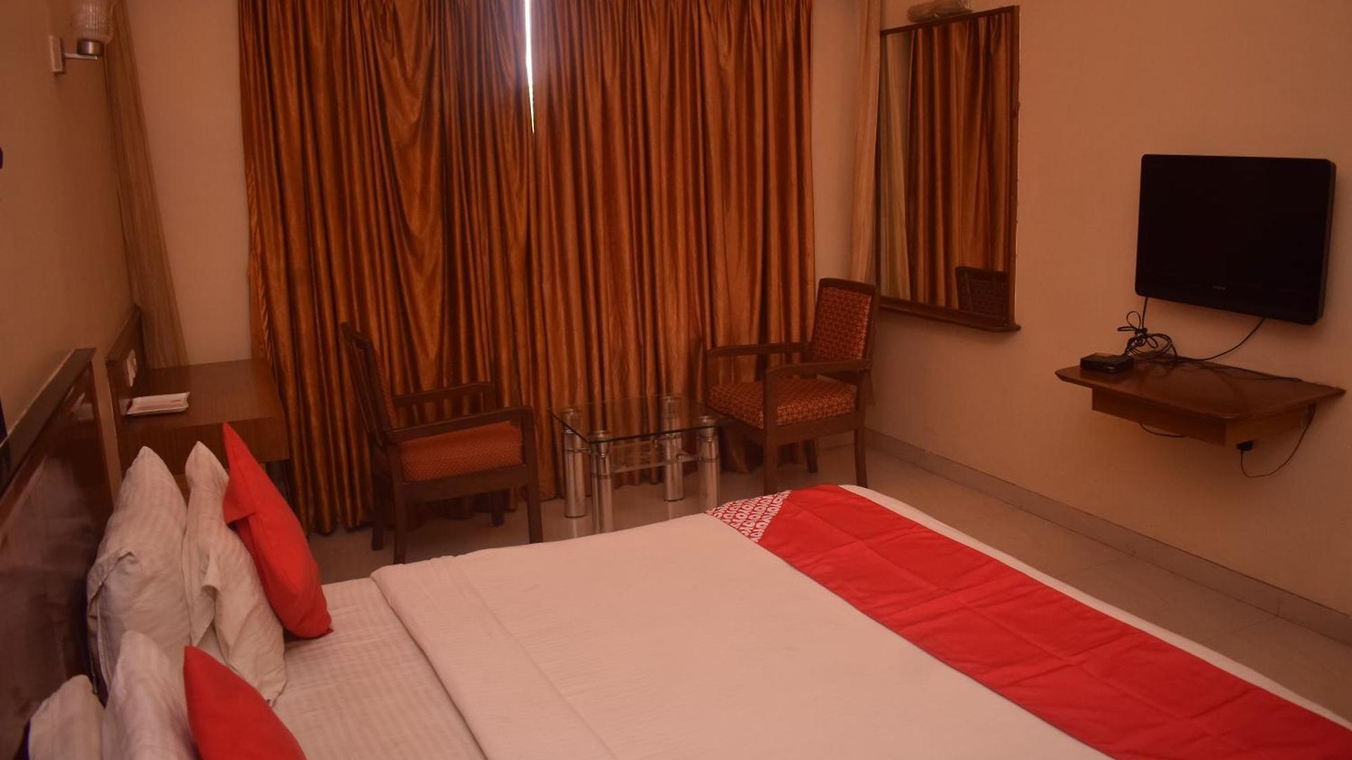 Dhiraj Hotel 3*