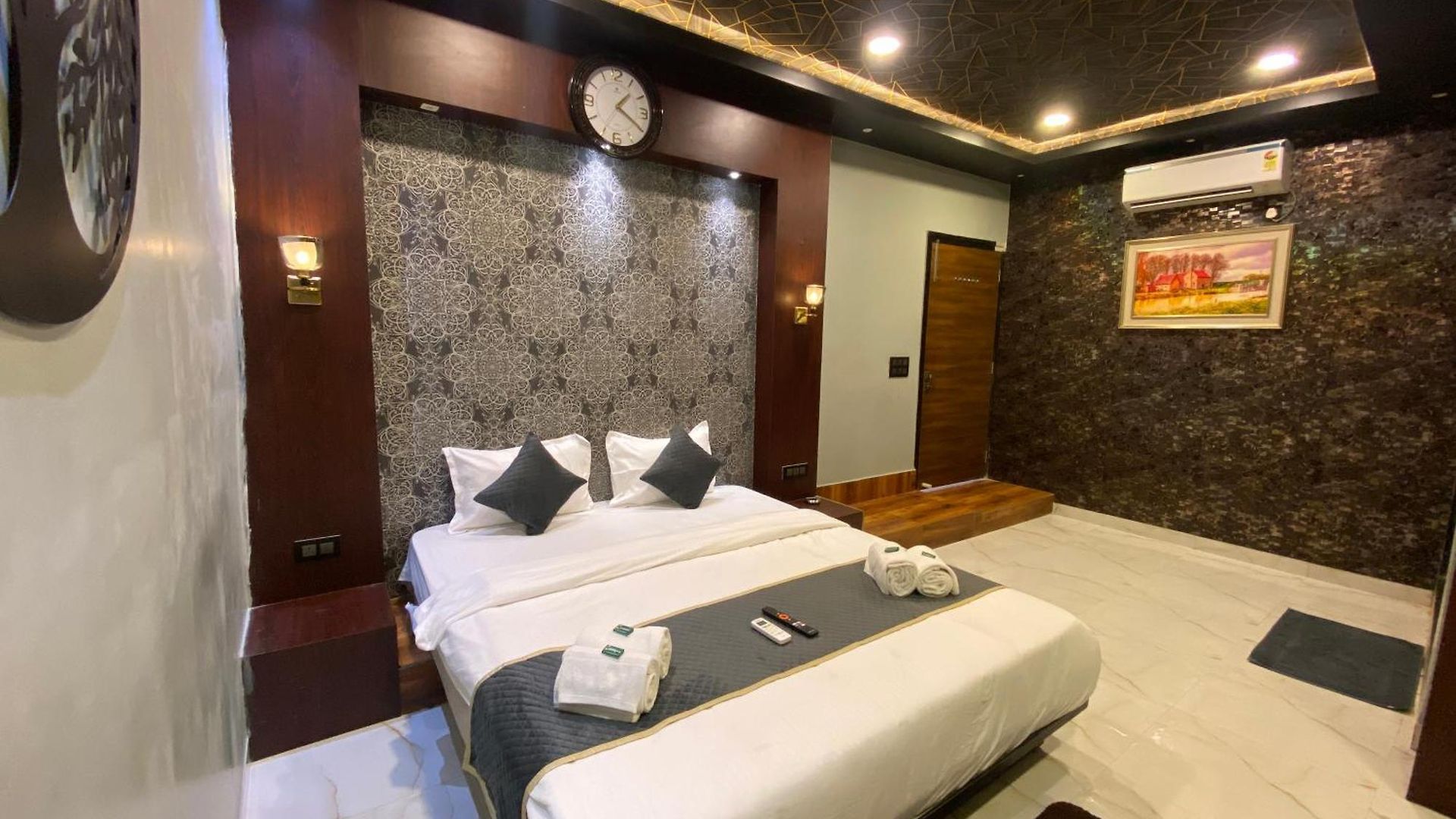 97 Inn- Andheri Versova Hotel