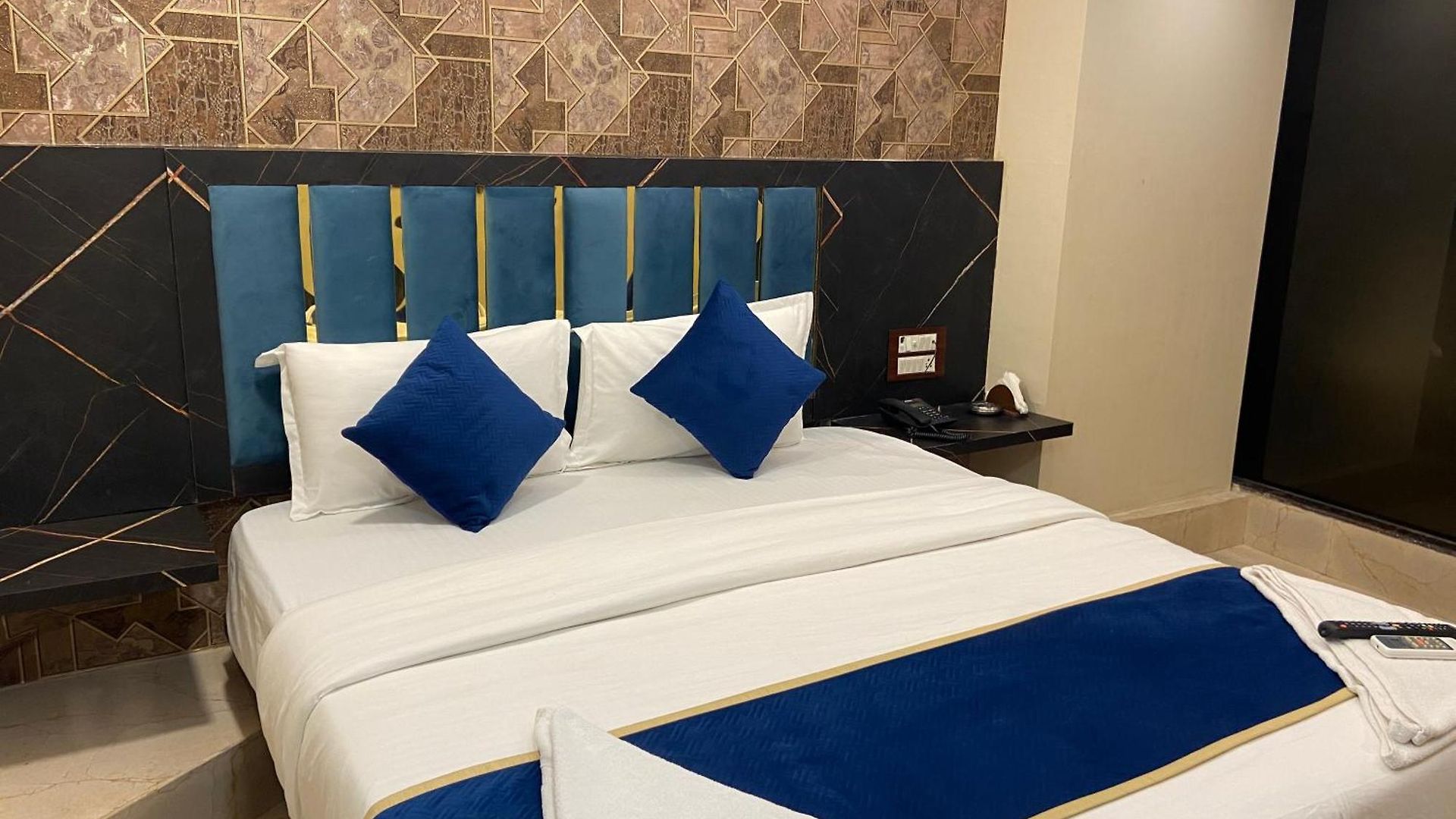 97 Inn- Andheri Versova Hotel