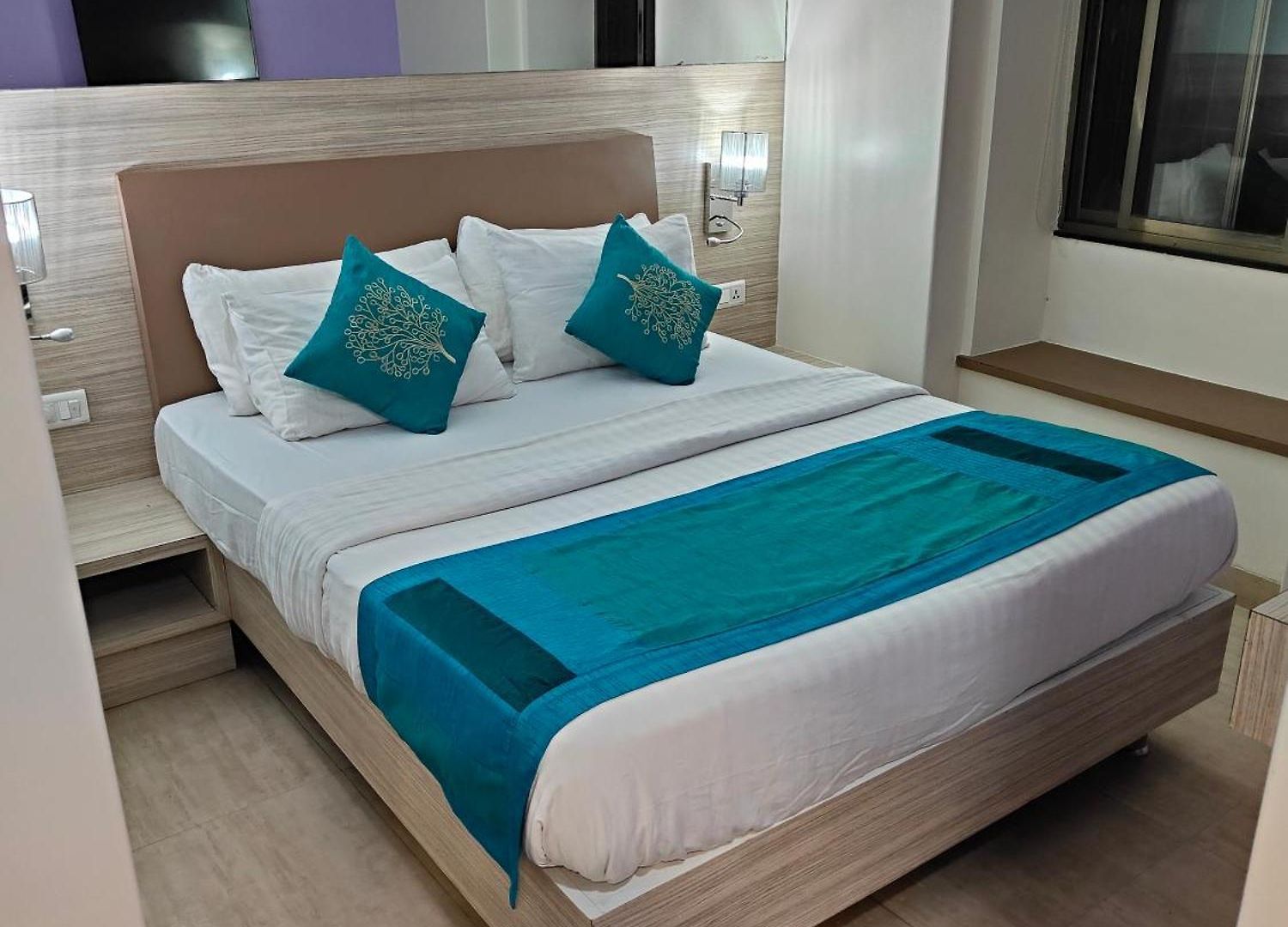 Apollo - Colaba Causeway
