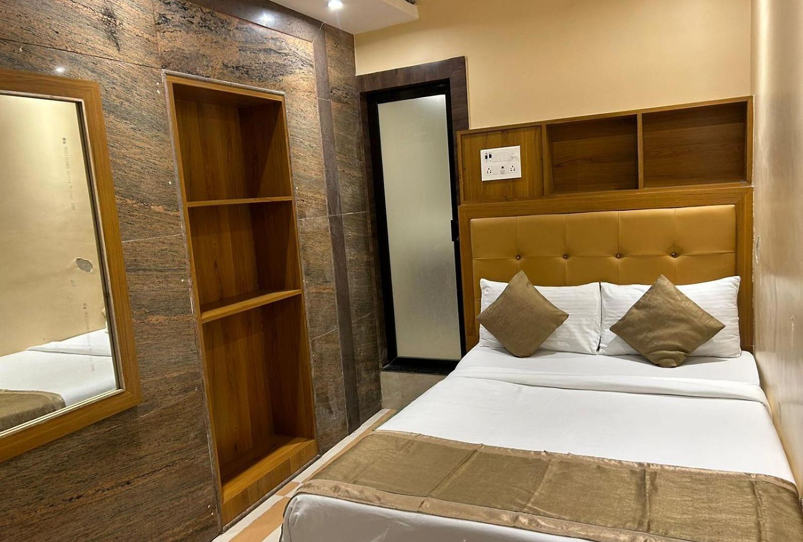 Bkc Mannat Hotel 3*
