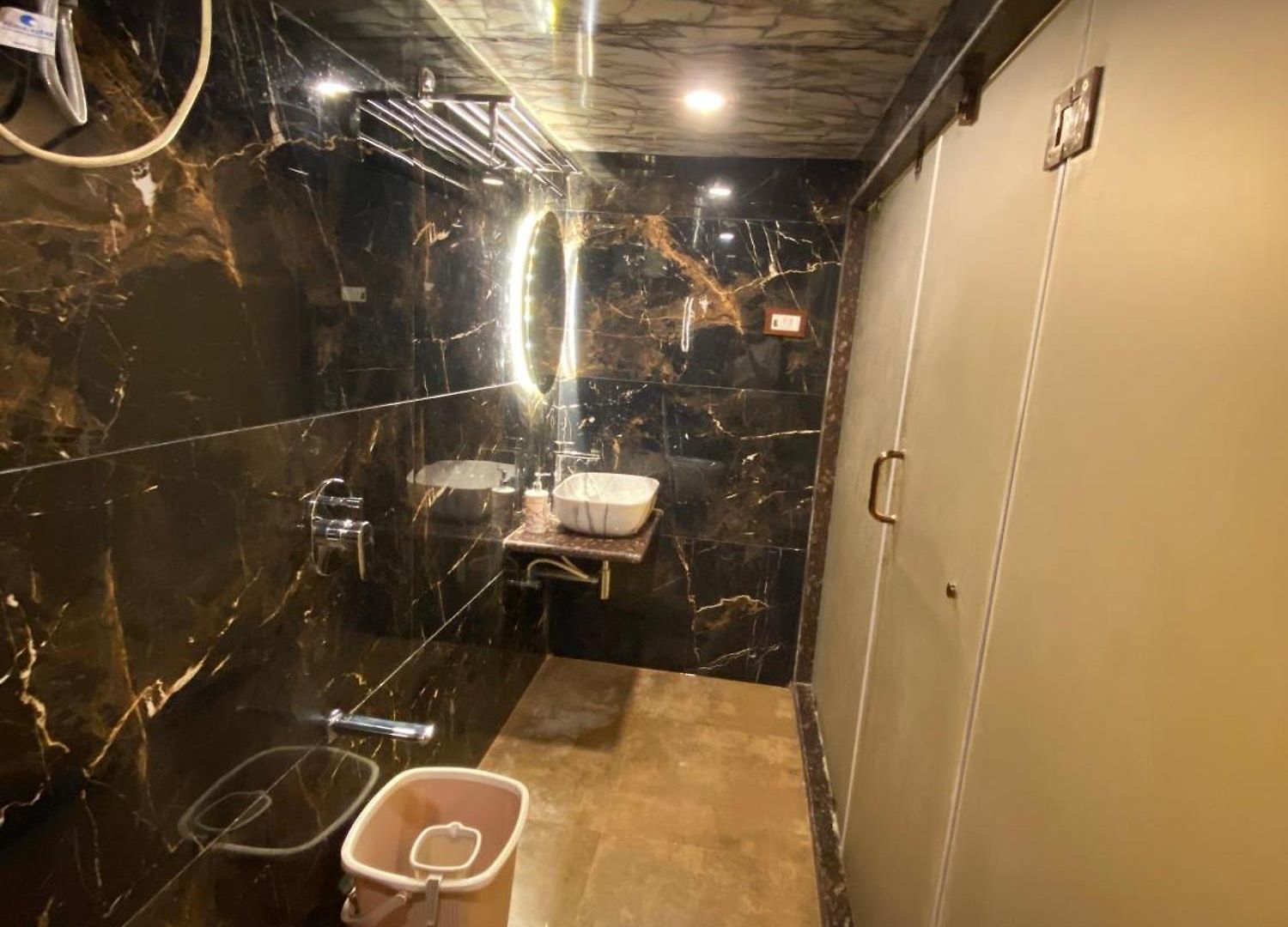 97 Inn- Andheri Versova