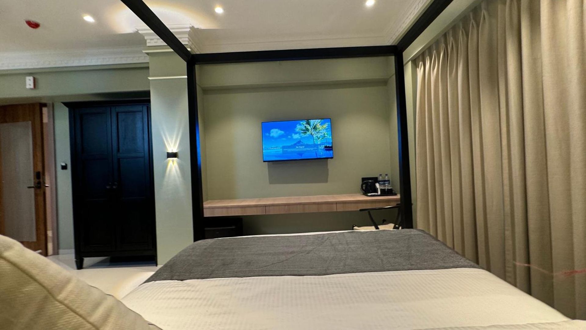Hotel House, Valnai Malad Mumbai