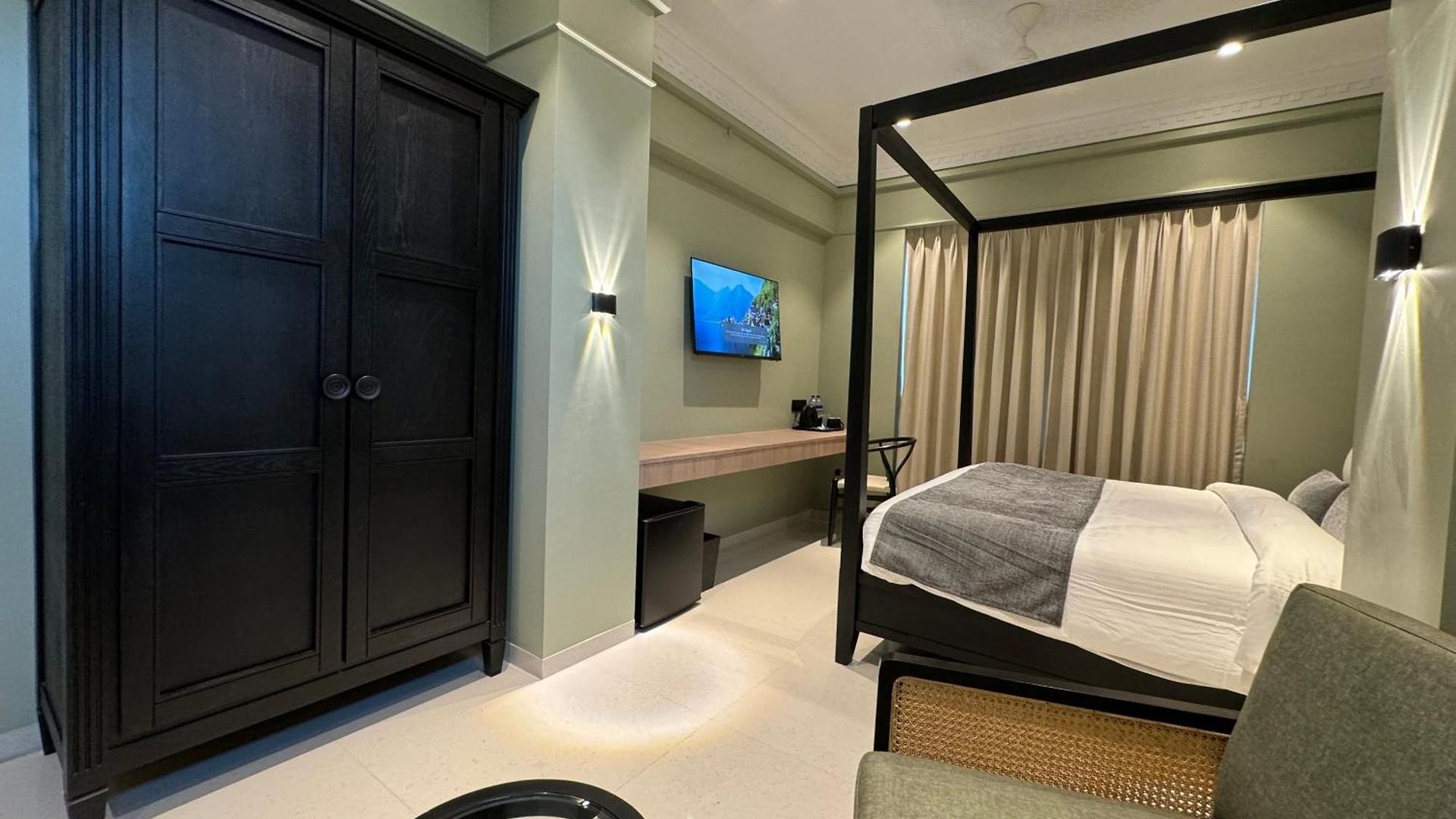 Hotel House, Valnai Malad