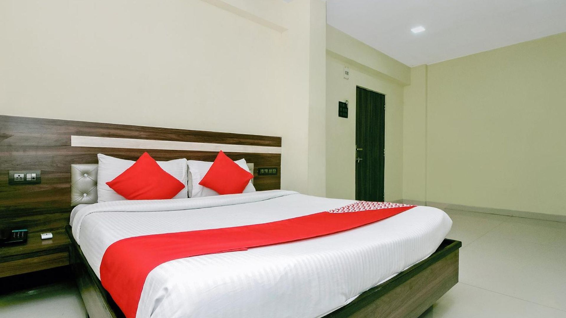Hotel Oyo 23656 Parimeet Mumbai