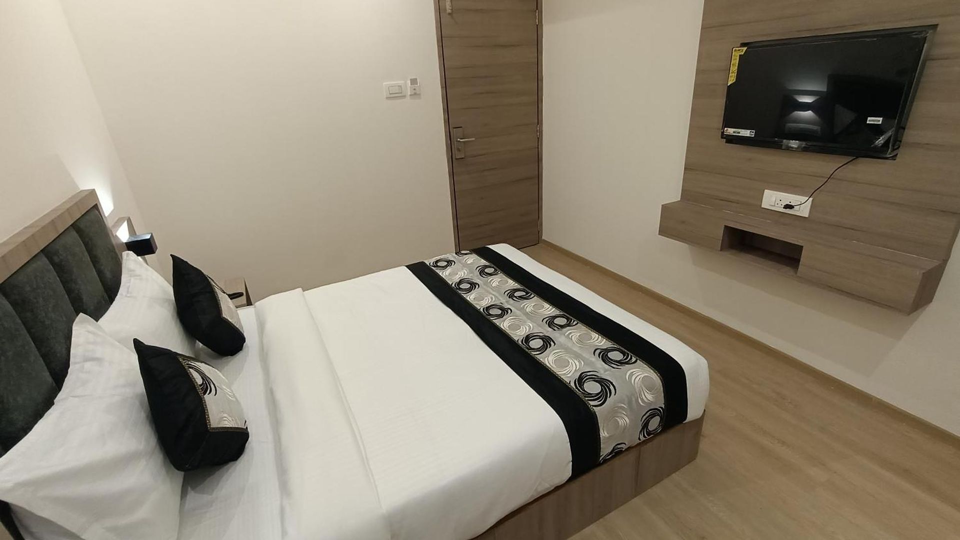 Hotel Beverly Palace Santacruz - Near Bkc - Airport T1