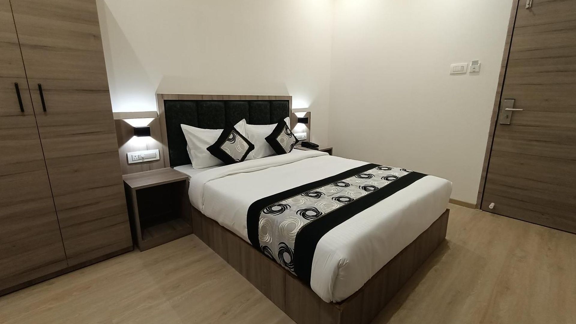 Beverly Palace Santacruz - Near Bkc - Airport T1 Hotel