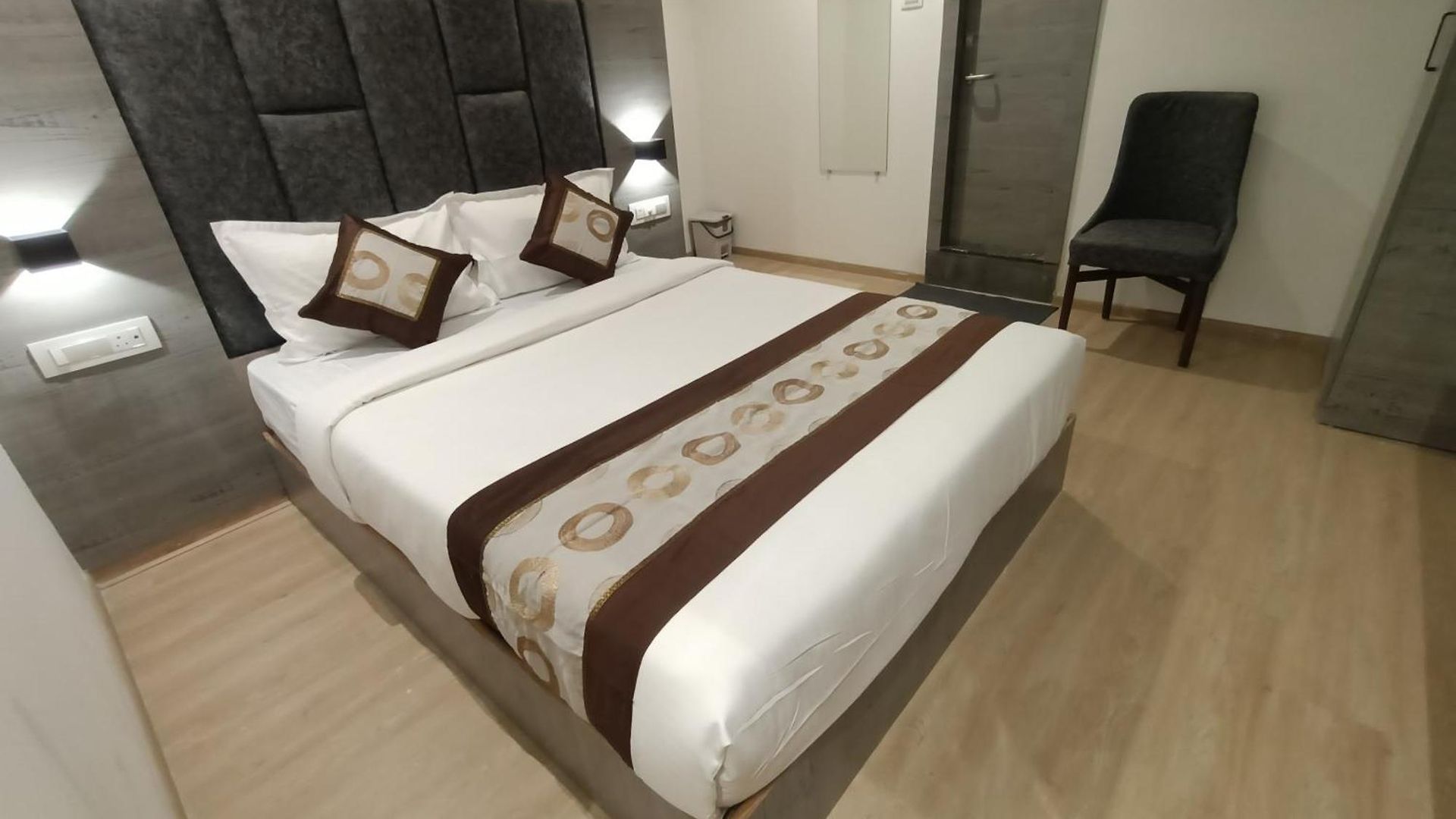 Beverly Palace Santacruz - Near Bkc - Airport T1 Hotel