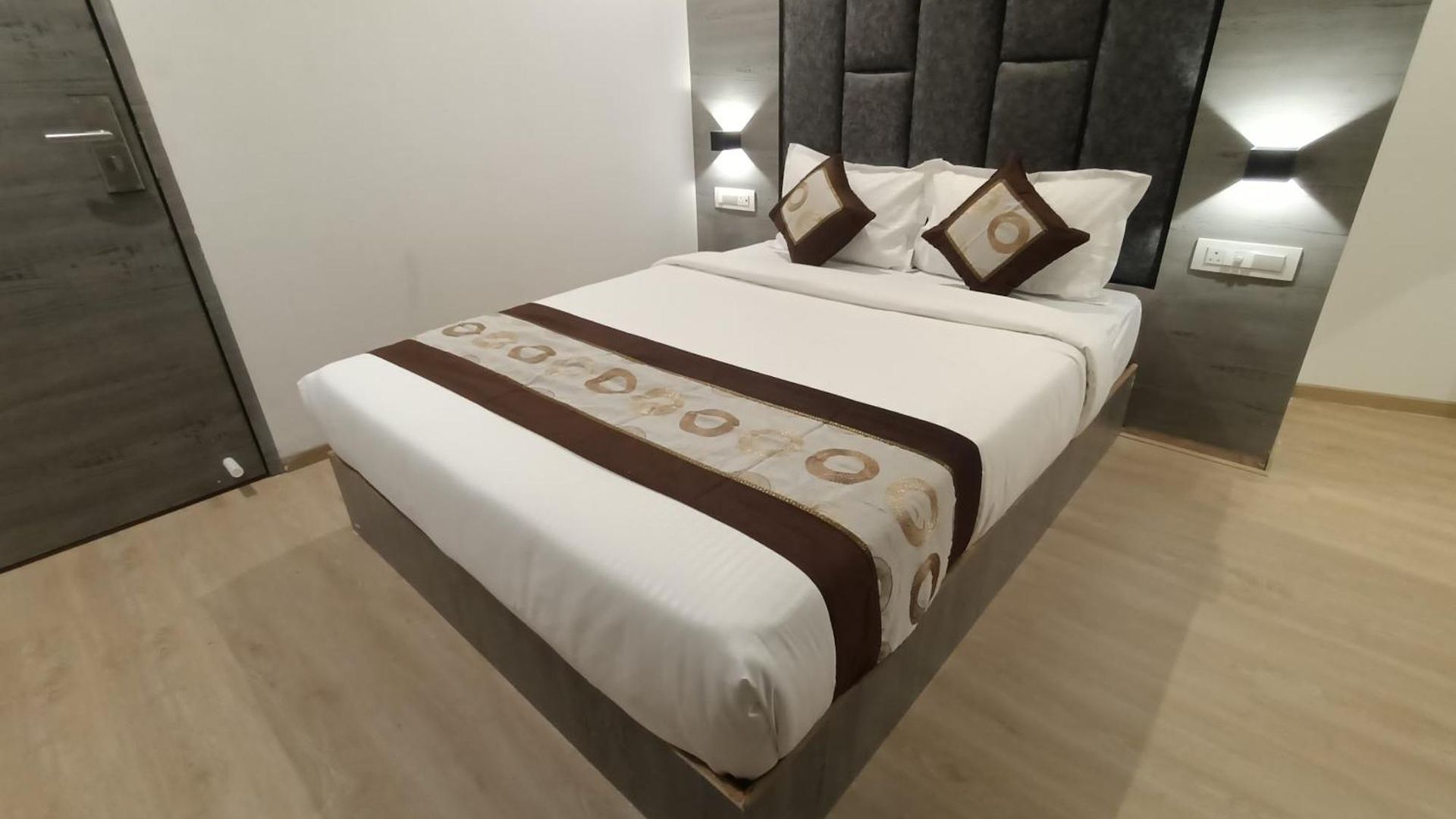 Beverly Palace Santacruz - Near Bkc - Airport T1