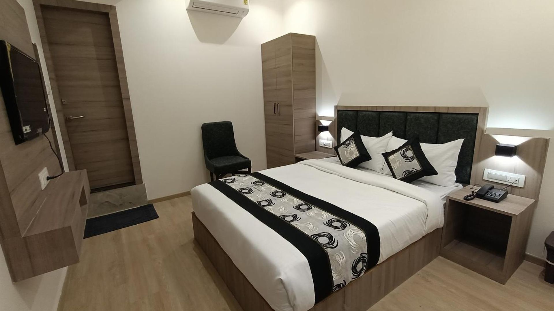 Hotel Beverly Palace Santacruz - Near Bkc - Airport T1
